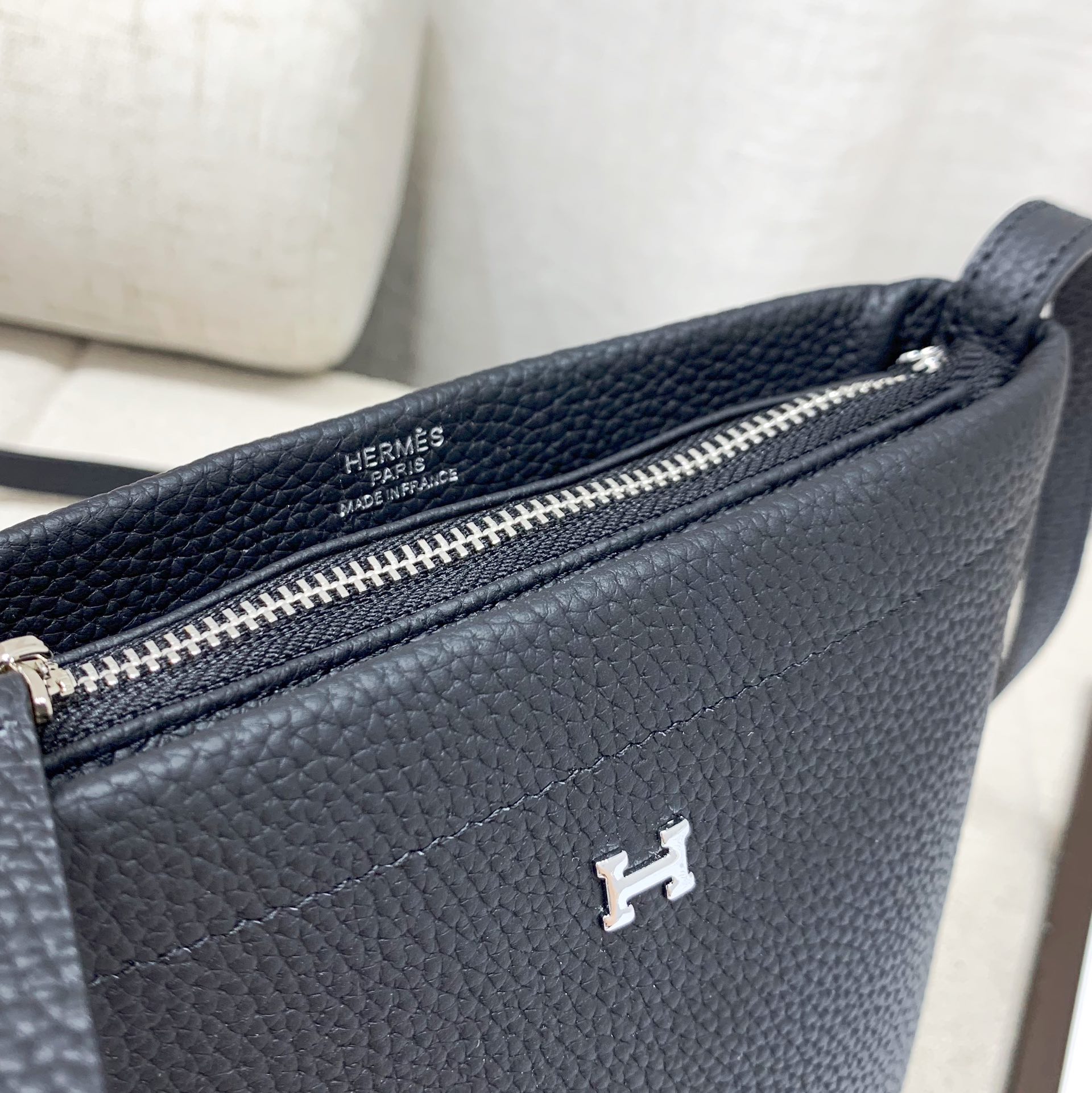 爱马仕Hermes新款水桶包
采用头层togo牛皮
尺寸：17.5*17.5*10cm💪💪
型号：220