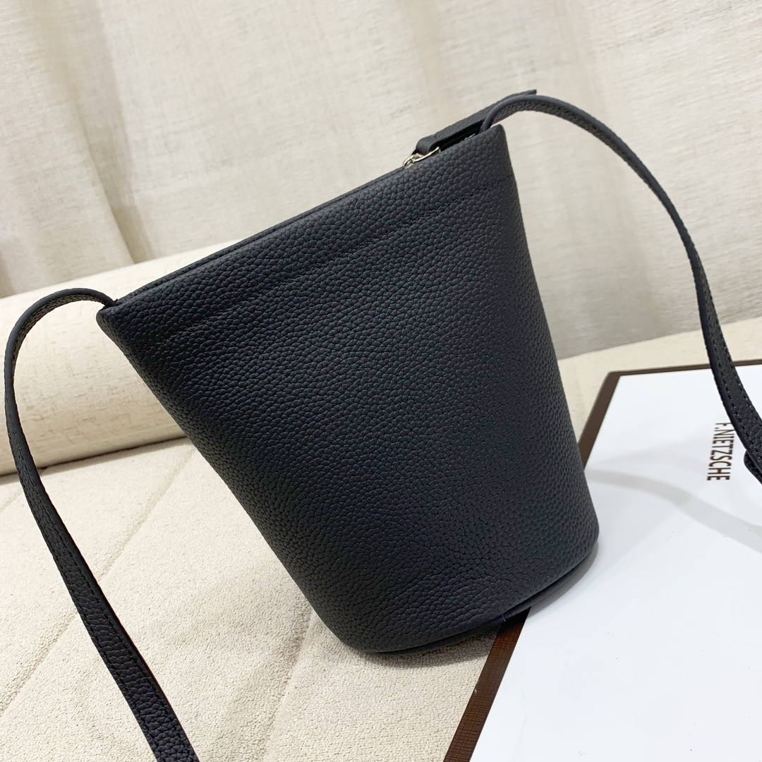 爱马仕Hermes新款水桶包
采用头层togo牛皮
尺寸：17.5*17.5*10cm💪💪
型号：220