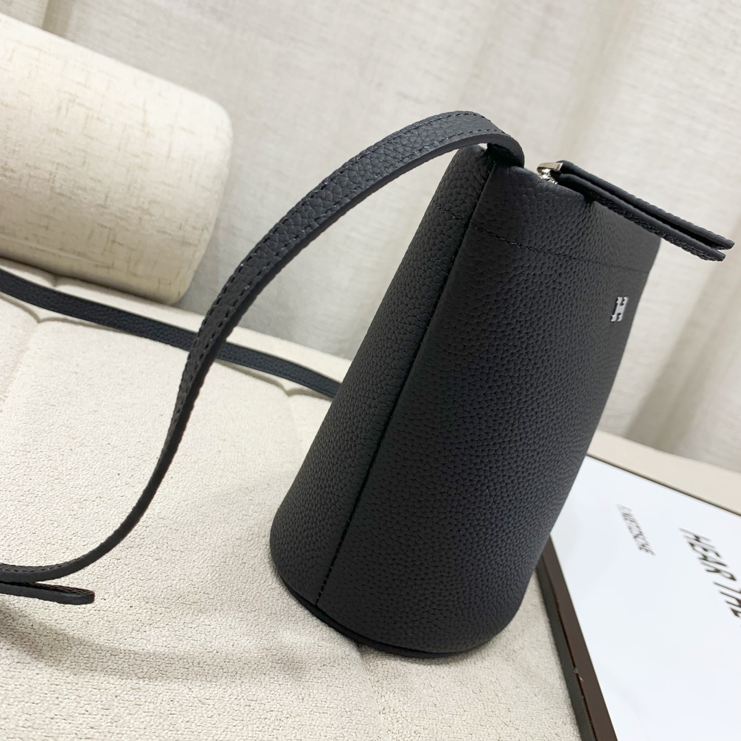 爱马仕Hermes新款水桶包
采用头层togo牛皮
尺寸：17.5*17.5*10cm💪💪
型号：220