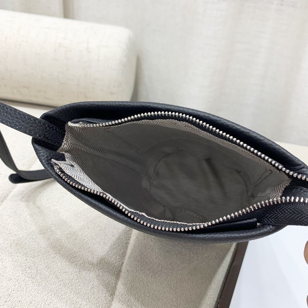 爱马仕Hermes新款水桶包
采用头层togo牛皮
尺寸：17.5*17.5*10cm💪💪
型号：220