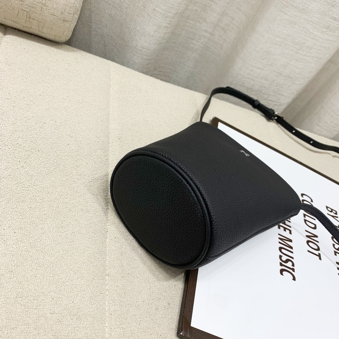 爱马仕Hermes新款水桶包
采用头层togo牛皮
尺寸：17.5*17.5*10cm💪💪
型号：220