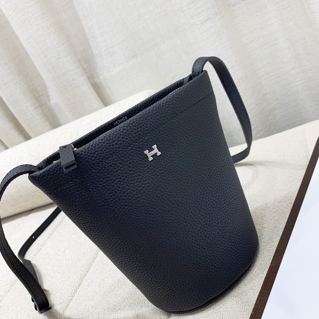 爱马仕Hermes新款水桶包
采用头层togo牛皮
尺寸：17.5*17.5*10cm💪💪
型号：220