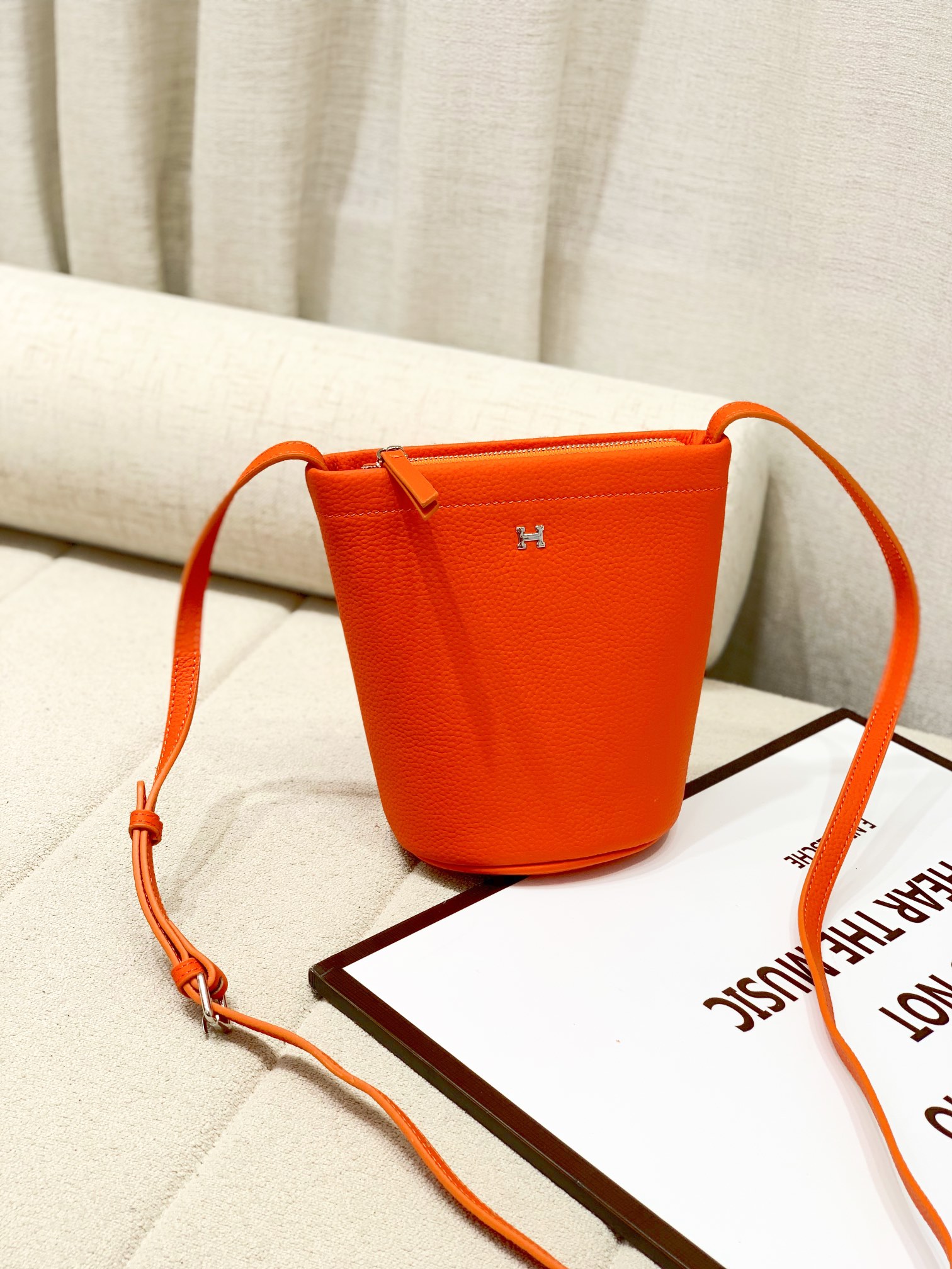 爱马仕Hermes新款水桶包
采用头层togo牛皮
尺寸：17.5*17.5*10cm💪💪
型号：220