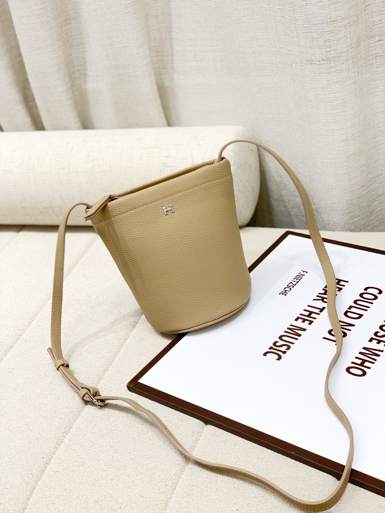 爱马仕Hermes新款水桶包
采用头层togo牛皮
尺寸：17.5*17.5*10cm💪💪
型号：220