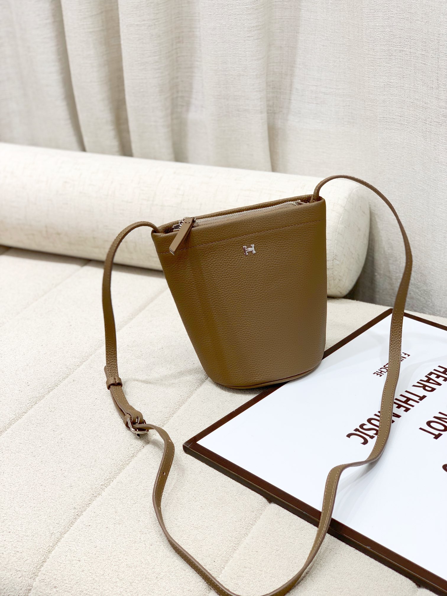 爱马仕Hermes新款水桶包
采用头层togo牛皮
尺寸：17.5*17.5*10cm💪💪
型号：220