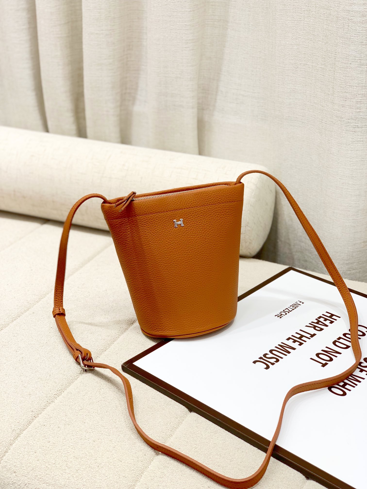 爱马仕Hermes新款水桶包
采用头层togo牛皮
尺寸：17.5*17.5*10cm💪💪
型号：220