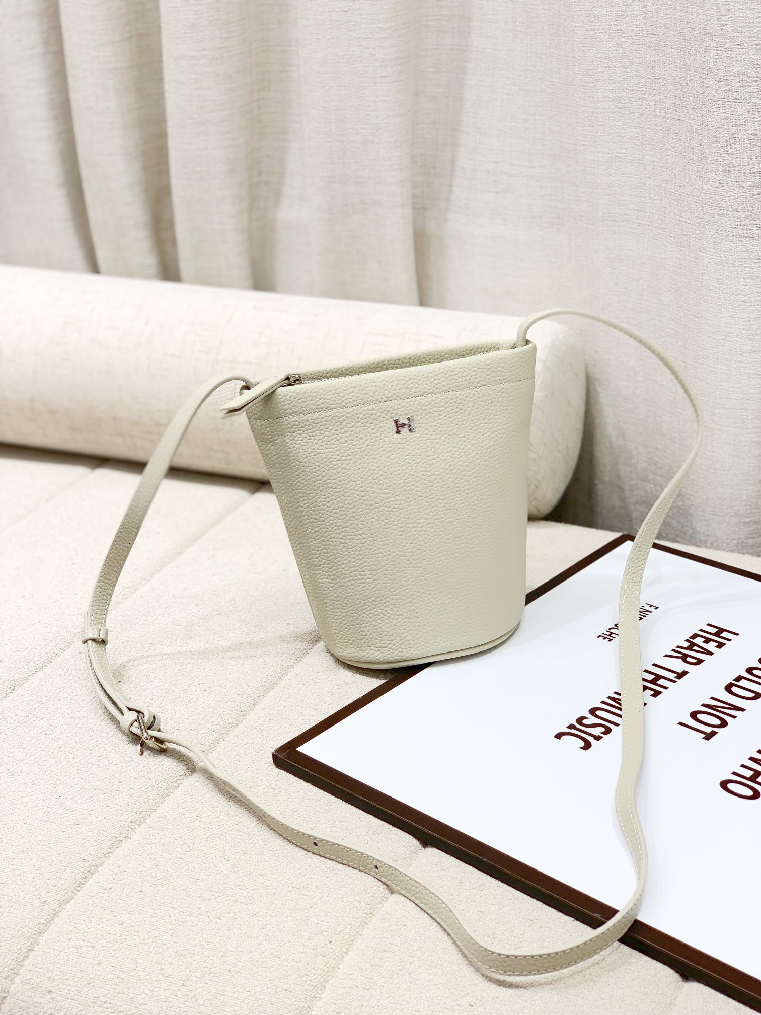 爱马仕Hermes新款水桶包
采用头层togo牛皮
尺寸：17.5*17.5*10cm💪💪
型号：220