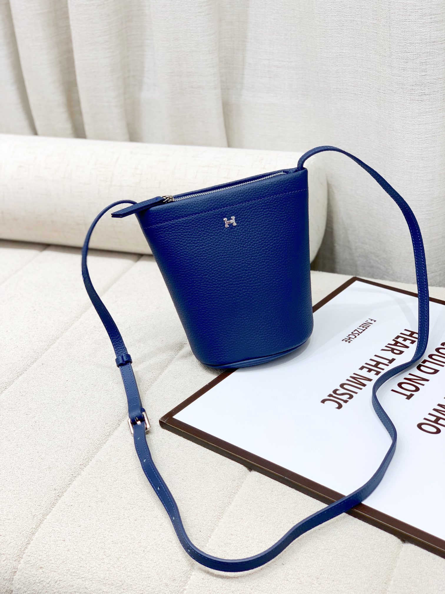 爱马仕Hermes新款水桶包
采用头层togo牛皮
尺寸：17.5*17.5*10cm💪💪
型号：220