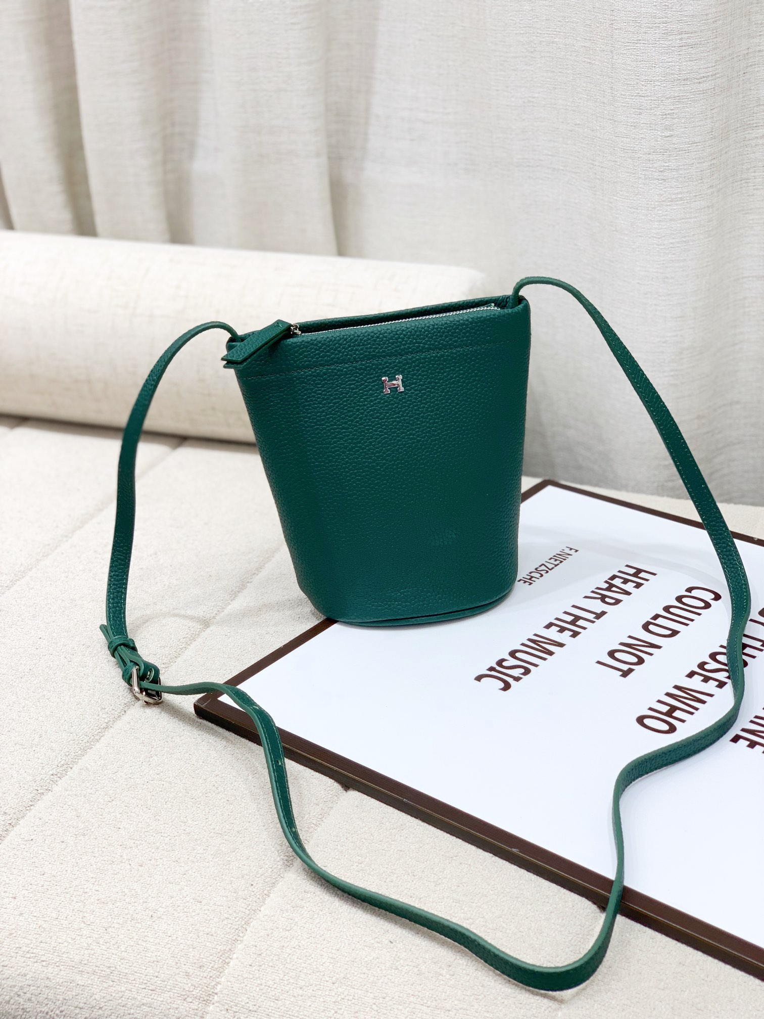 爱马仕Hermes新款水桶包
采用头层togo牛皮
尺寸：17.5*17.5*10cm💪💪
型号：220