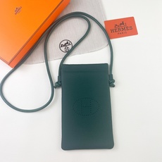 HERMES新款全牛皮bag 可手拿斜挎,多功能,吸磁扣开合 Togo头层牛皮制作而成 肩带可拆卸,可以调节长短 尺寸: HERMES新款全牛皮bag 可手拿斜挎,多功能,吸磁扣开合 Togo头层牛皮制作而成 肩带可拆卸,可以调节长短 尺寸: