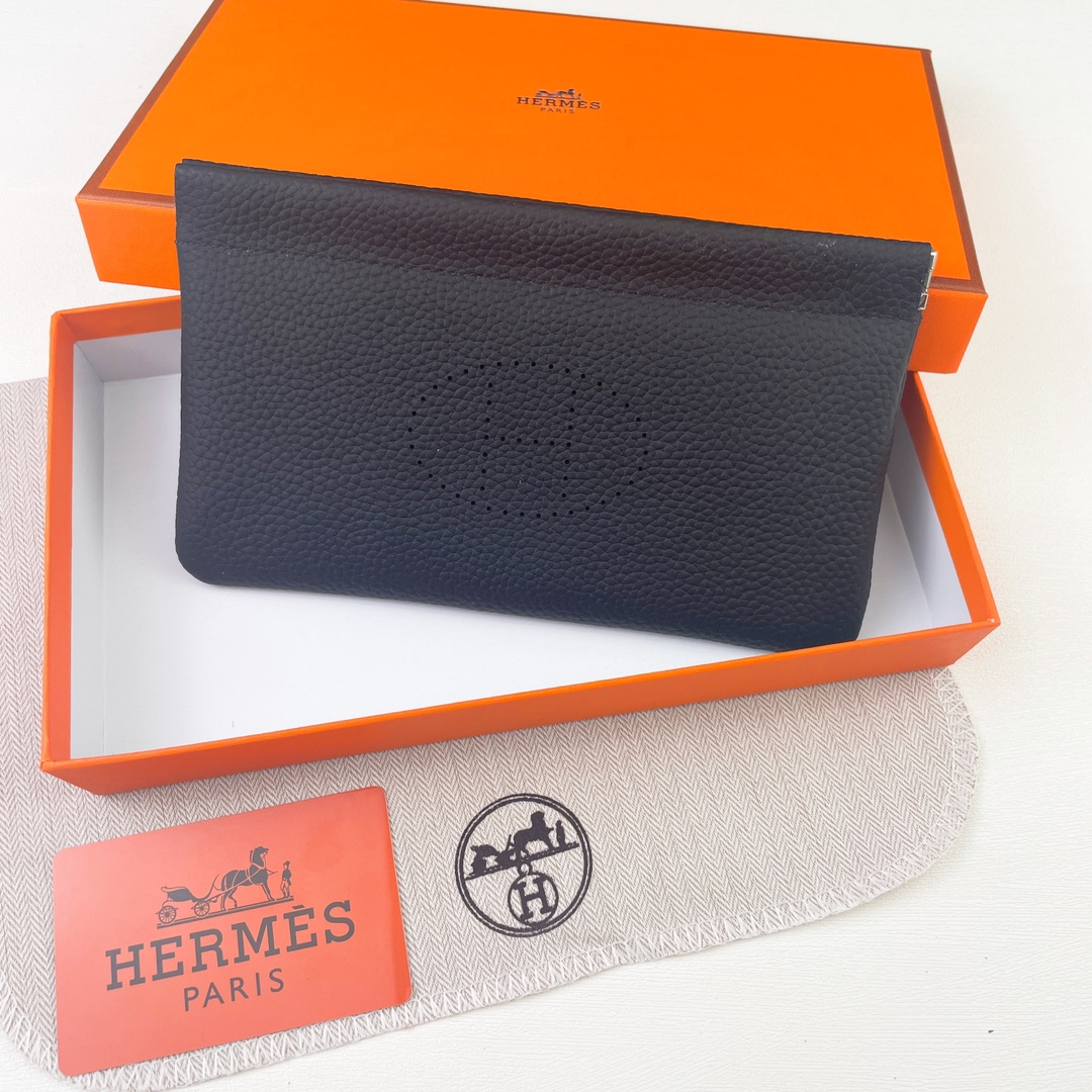 爱马仕新款【Hermes 】 💋新款头层牛皮钱包 💋手感柔软，吸磁扣开合 💋材质：进口togo牛皮 💋尺寸：19*11 