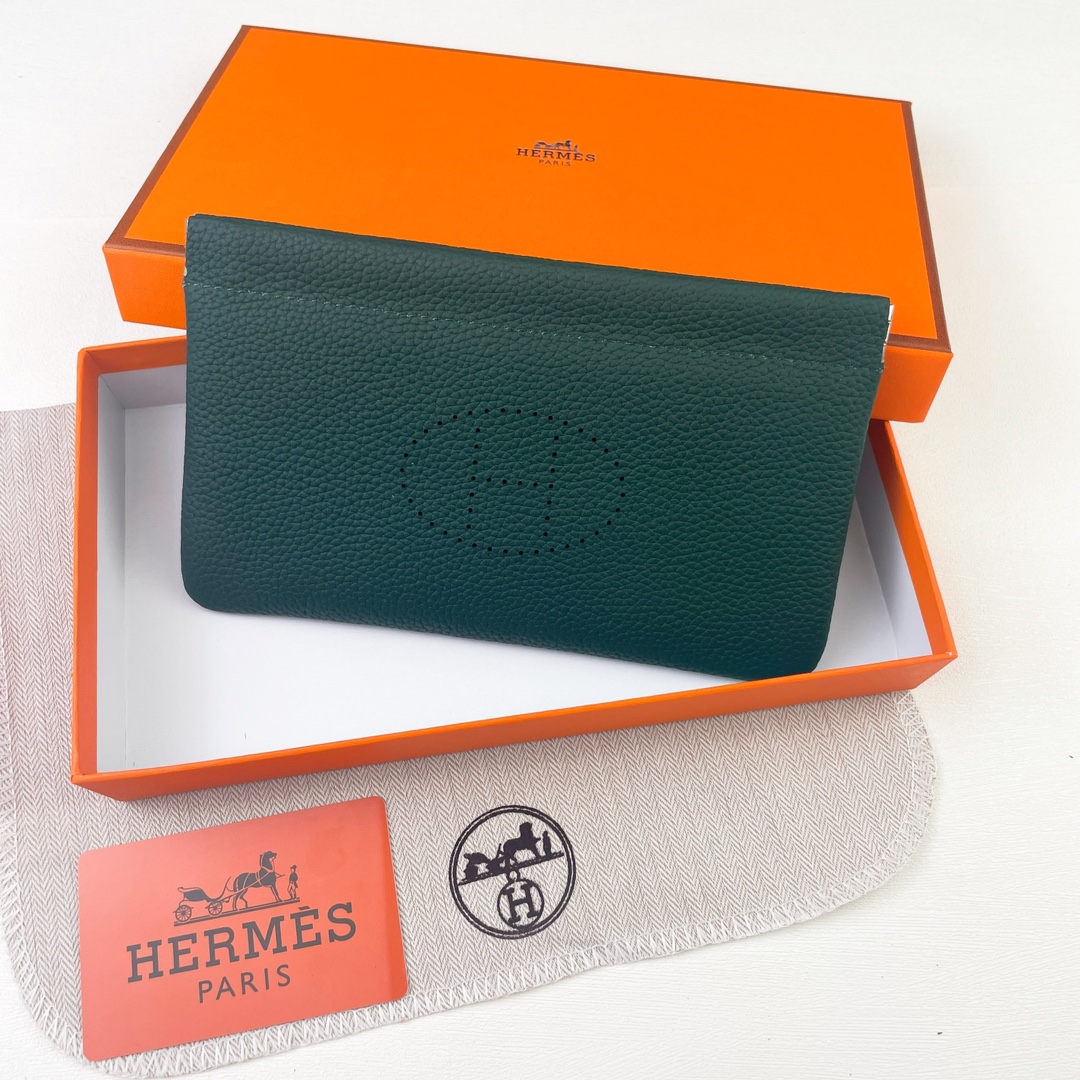 爱马仕新款【Hermes 】 💋新款头层牛皮钱包 💋手感柔软，吸磁扣开合 💋材质：进口togo牛皮 💋尺寸：19*11 