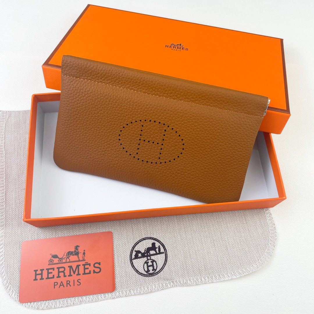 爱马仕新款【Hermes 】 💋新款头层牛皮钱包 💋手感柔软，吸磁扣开合 💋材质：进口togo牛皮 💋尺寸：19*11 