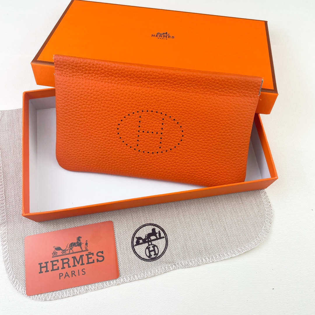 爱马仕新款【Hermes 】 💋新款头层牛皮钱包 💋手感柔软，吸磁扣开合 💋材质：进口togo牛皮 💋尺寸：19*11 