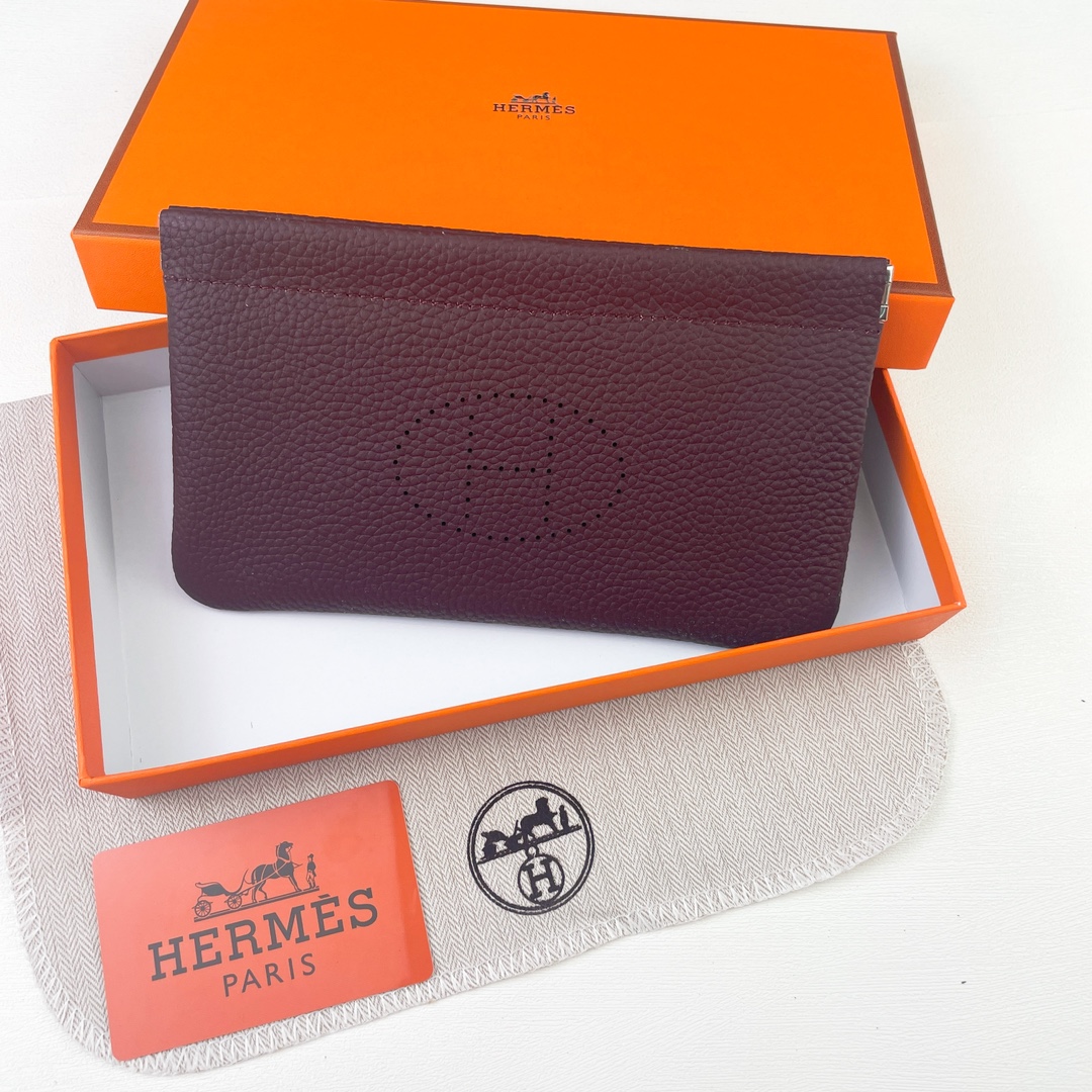 爱马仕新款【Hermes 】 💋新款头层牛皮钱包 💋手感柔软，吸磁扣开合 💋材质：进口togo牛皮 💋尺寸：19*11 