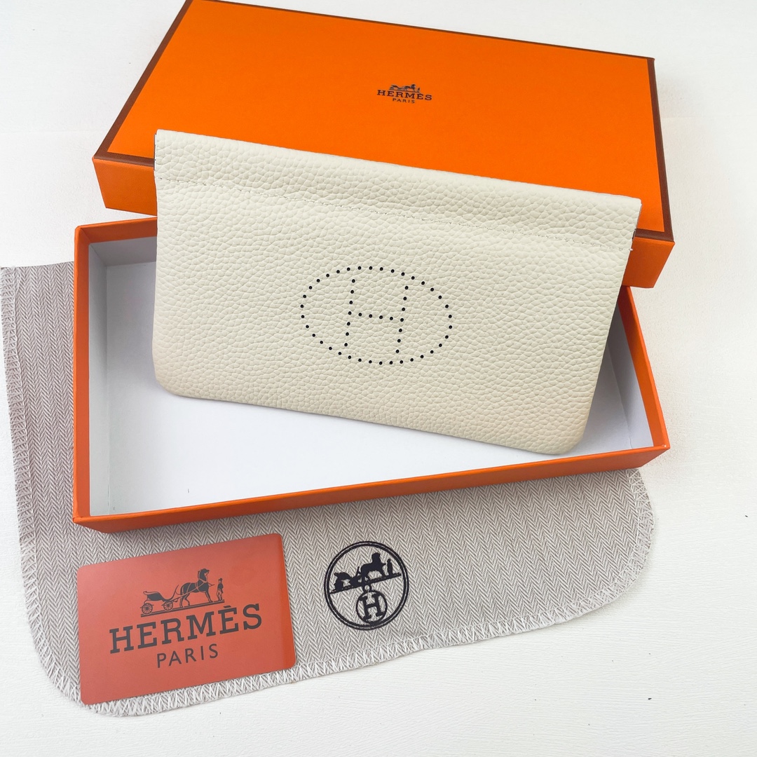 爱马仕新款【Hermes 】 💋新款头层牛皮钱包 💋手感柔软，吸磁扣开合 💋材质：进口togo牛皮 💋尺寸：19*11 