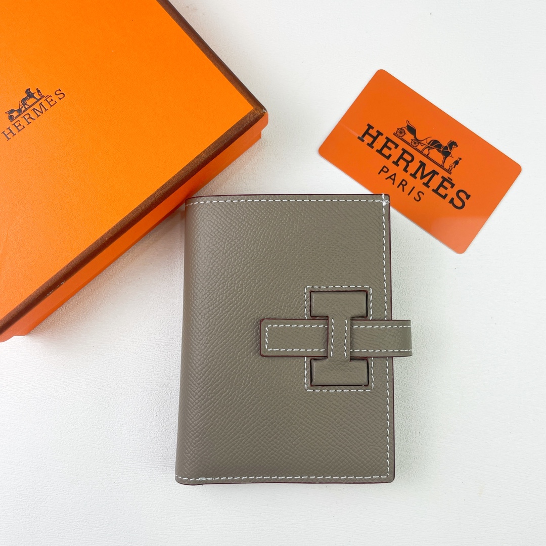 HERMES New H Passant短钱包
Epsom小牛皮短钱包
- 护套H passant开合
