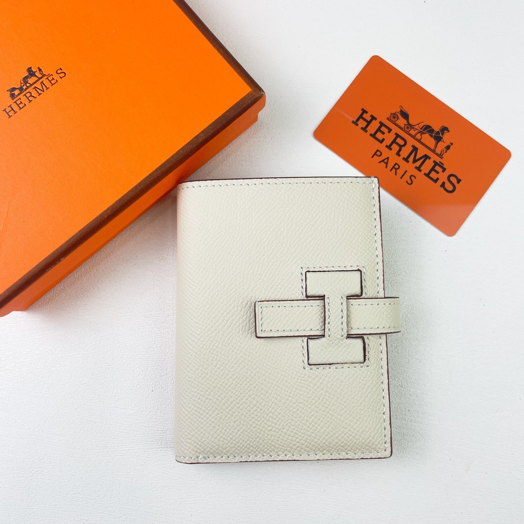 HERMES New H Passant短钱包
Epsom小牛皮短钱包
- 护套H passant开合
