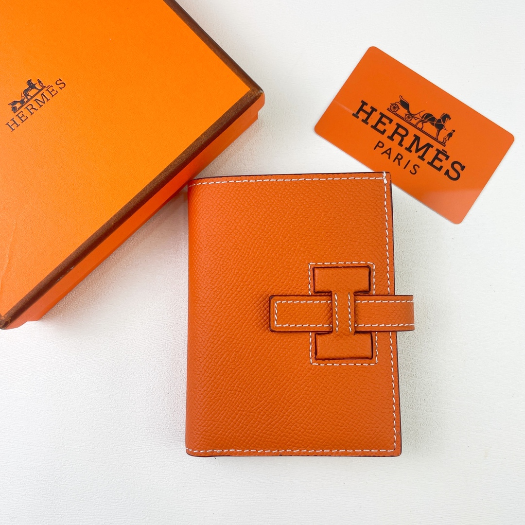 HERMES New H Passant短钱包
Epsom小牛皮短钱包
- 护套H passant开合
