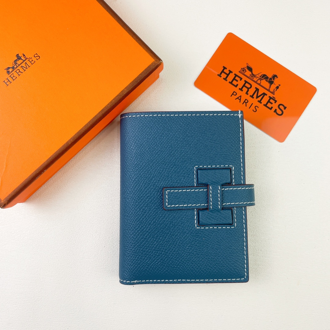 HERMES New H Passant短钱包
Epsom小牛皮短钱包
- 护套H passant开合
