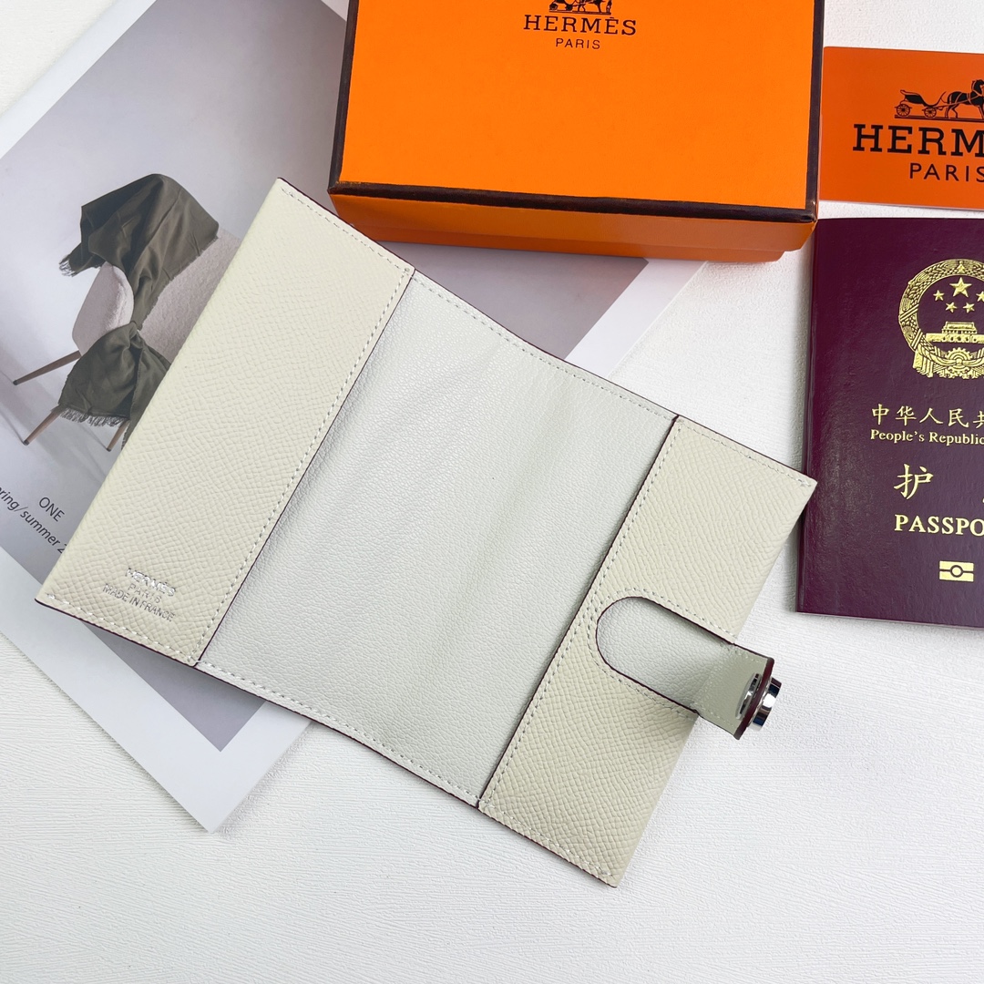 Hermes R.M.S护照夹
Evercolor小牛皮护照夹
- 按扣开合
-emPson头层牛皮制作