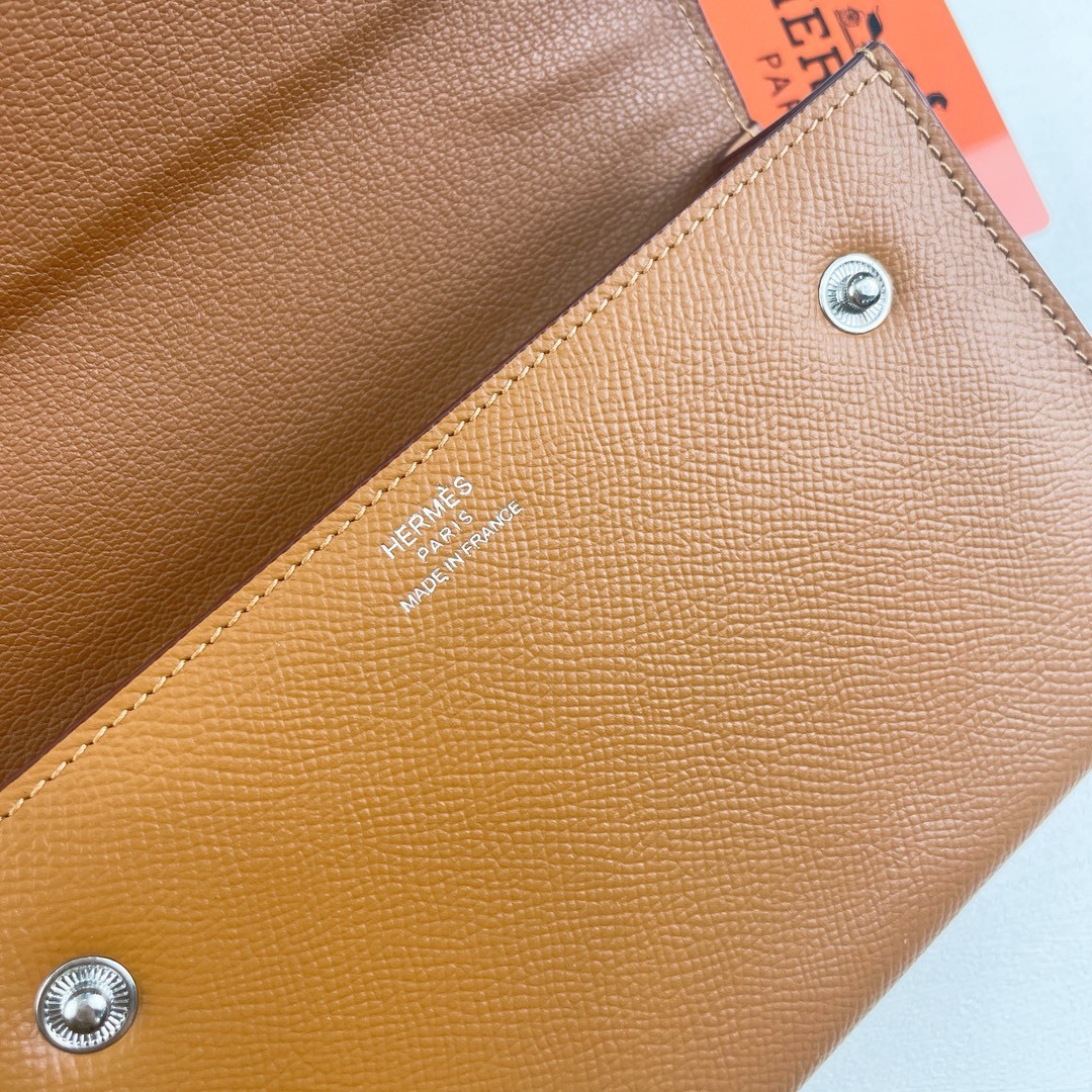 Hermes  new nap bags
采用Empson小牛皮制作而成
- 漆面镀钯马鞍钉按扣
- 可