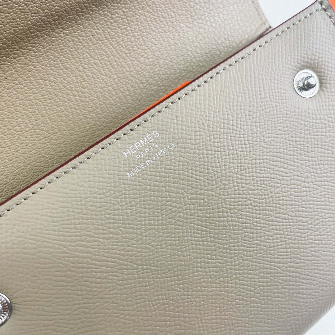 Hermes  new nap bags
采用Empson小牛皮制作而成
- 漆面镀钯马鞍钉按扣
- 可