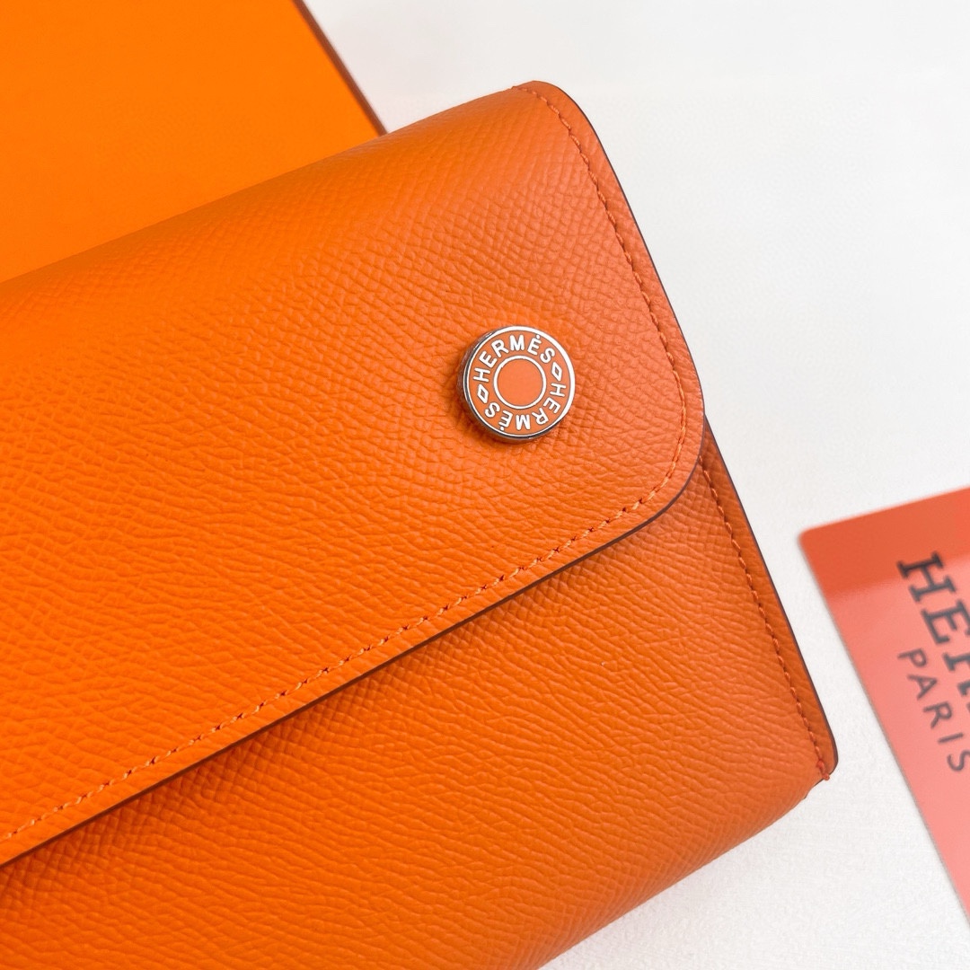 Hermes  new nap bags
采用Empson小牛皮制作而成
- 漆面镀钯马鞍钉按扣
- 可