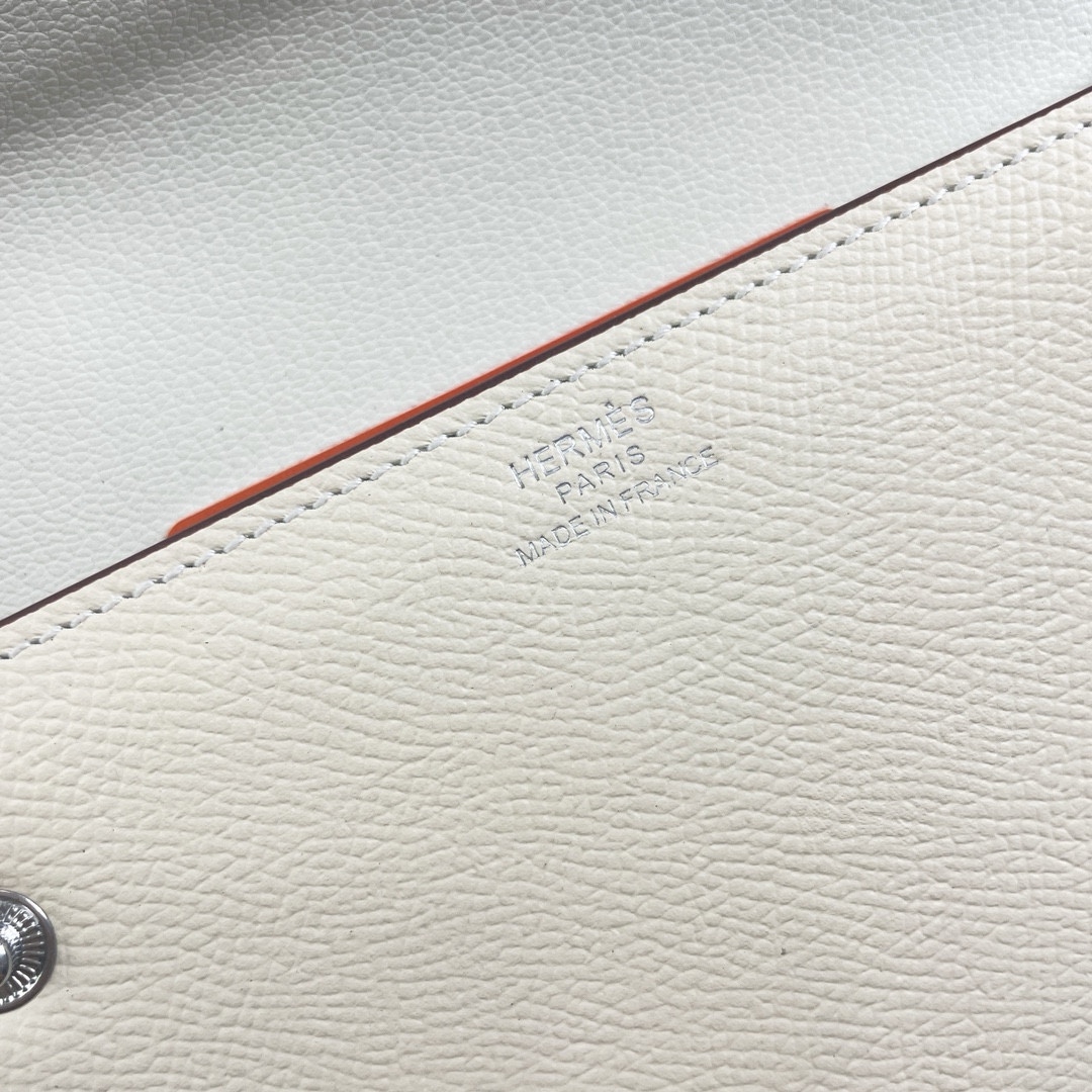 Hermes  new nap bags
采用Empson小牛皮制作而成
- 漆面镀钯马鞍钉按扣
- 可