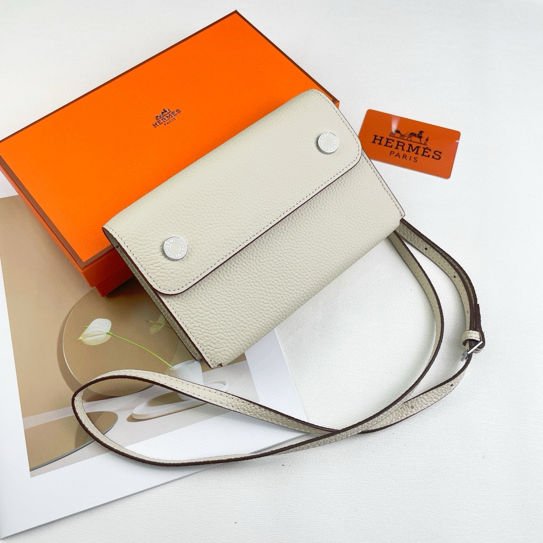 Hermes  new nap bags
采用Togo小牛皮制作而成
- 漆面镀钯马鞍钉按扣
- 可调节