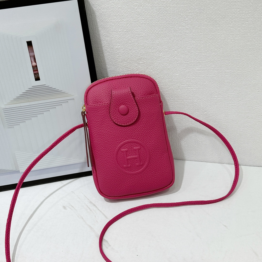 爱马仕 Hermes Silk'in新款斜挎包
采用Barenia小牛皮制作而成
皮拉牌设计，头层tog