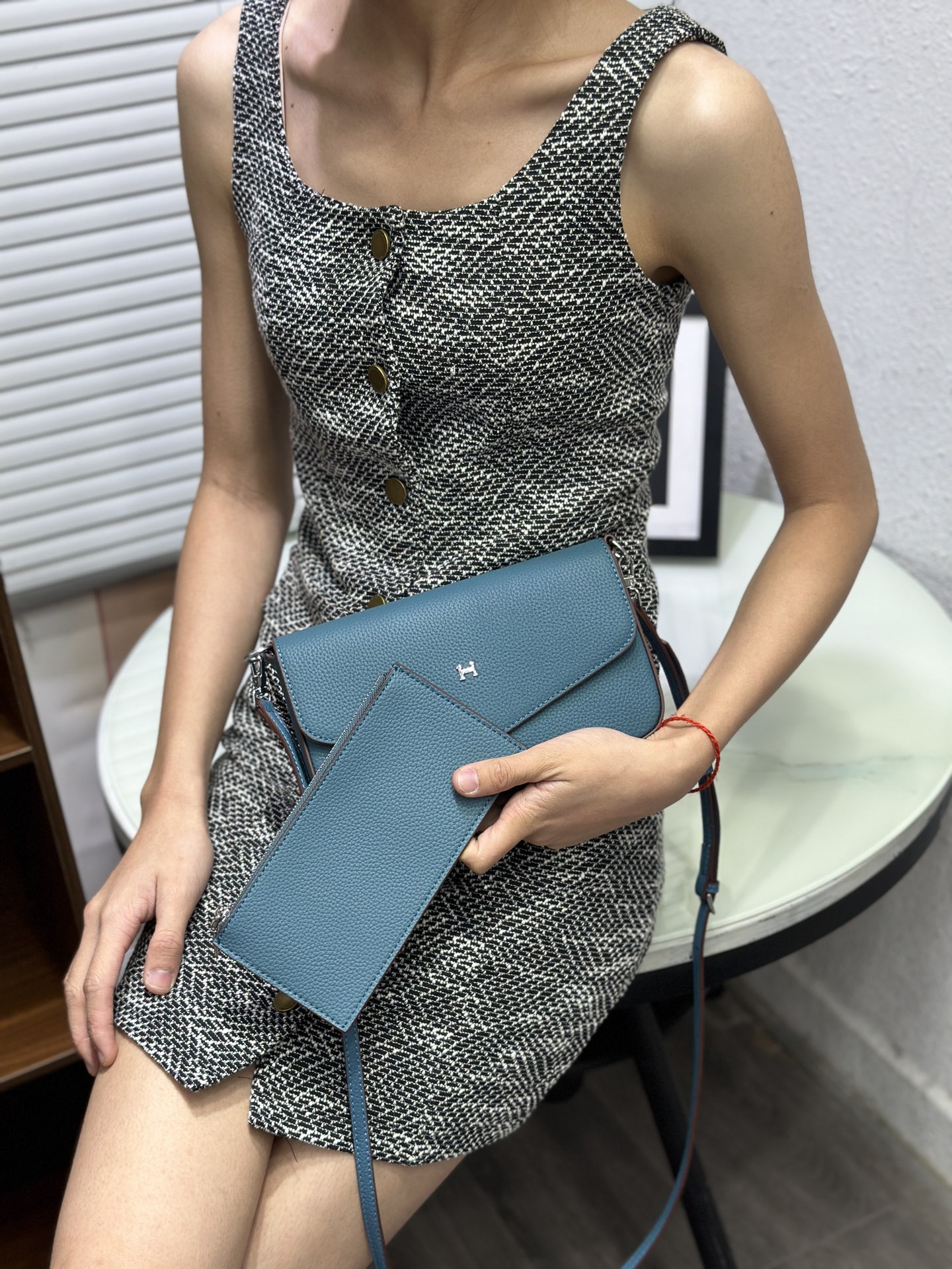 HERMES 新款New arrives 💰265
全皮单肩斜挎包，两件套
可手拎单肩斜挎，内有一零钱袋
肩带可拆卸，可以调节长短
尺寸：21.5*3*13cm
采用togo小牛皮制作而成
款号：355   九个颜色