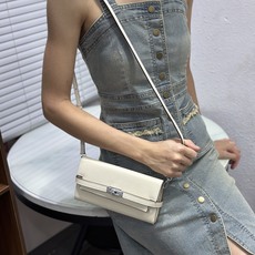 HERMES kelly bag 💋材质:进口empson 牛皮💋尺寸:20cm*11cm*3cm💋型 HERMES kelly bag 💋材质:进口empson 牛皮💋尺寸:20cm*11cm*3cm💋型