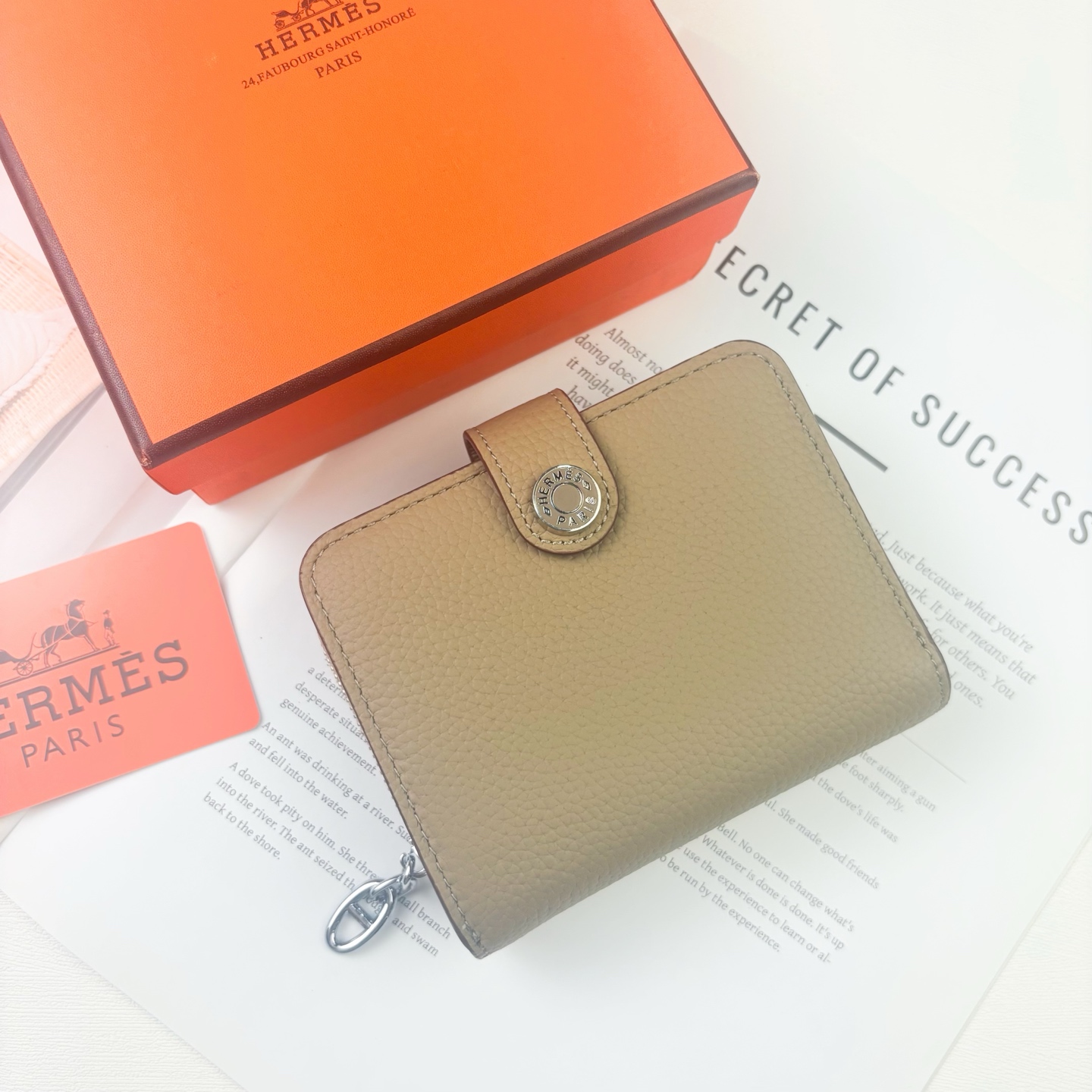 Hermes 新款new arrivals 💰205 Silk’in Togo 牛皮 女款中夹钱包 采用Barenia小牛皮制作而成 6个插卡位 一个大钞位 一个拉链口袋 内有原厂代工码 型号：667 尺寸：12*10*3.5cm