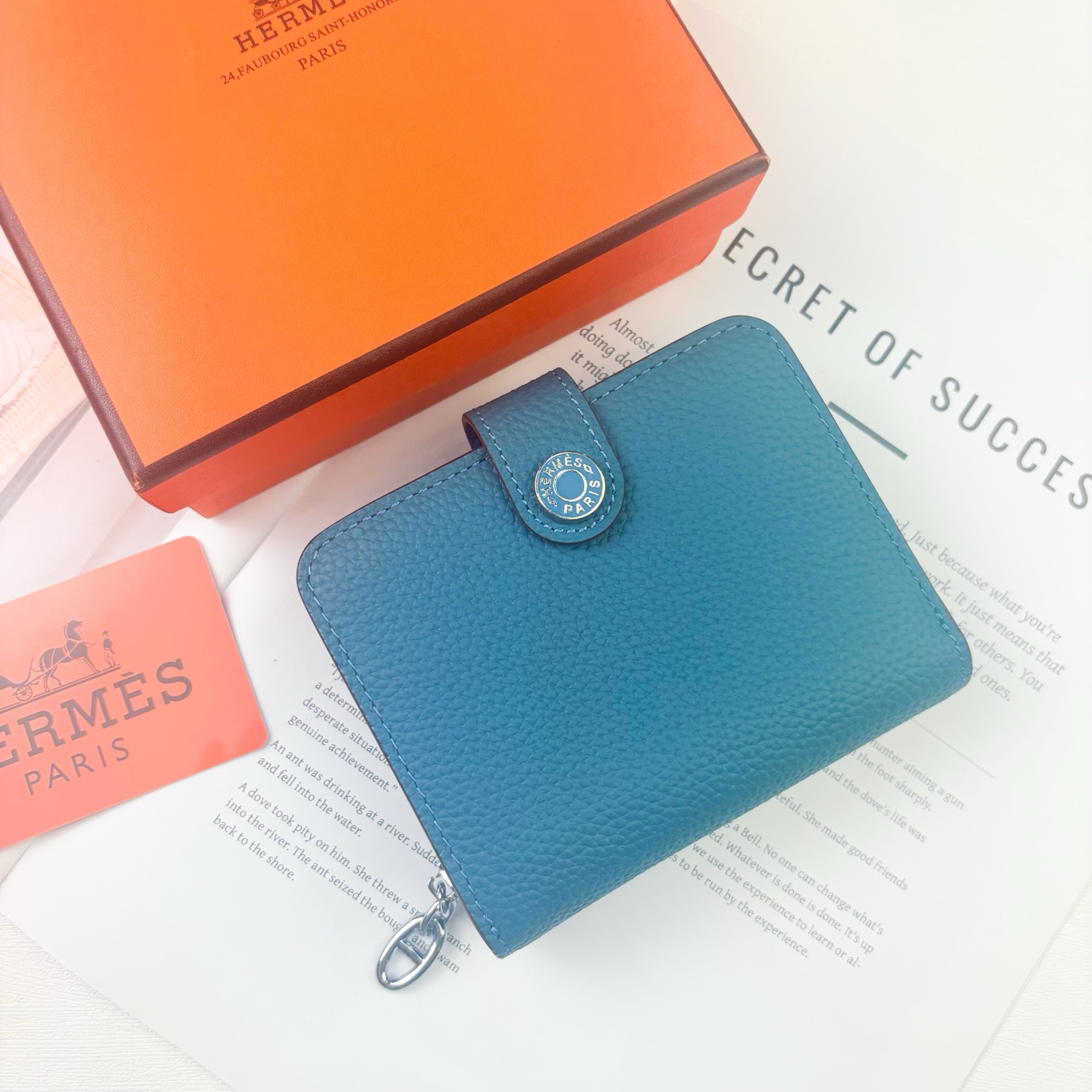 Hermes 新款new arrivals 💰205 Silk’in Togo 牛皮 女款中夹钱包 采用Barenia小牛皮制作而成 6个插卡位 一个大钞位 一个拉链口袋 内有原厂代工码 型号：667 尺寸：12*10*3.5cm