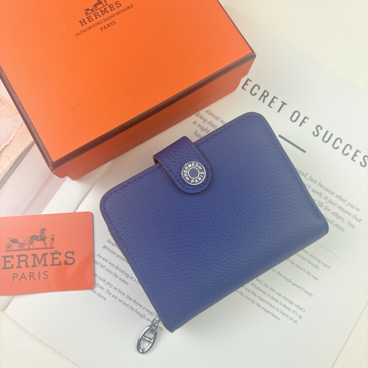 Hermes 新款new arrivals 💰205 Silk’in Togo 牛皮 女款中夹钱包 采用Barenia小牛皮制作而成 6个插卡位 一个大钞位 一个拉链口袋 内有原厂代工码 型号：667 尺寸：12*10*3.5cm