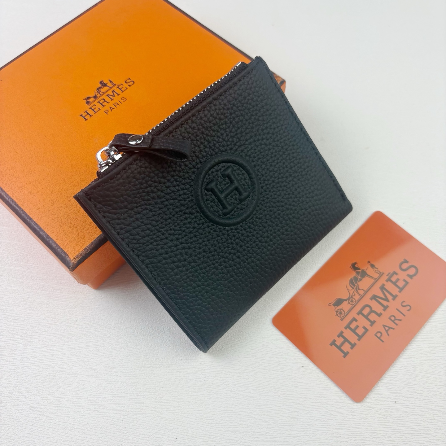 Hermes 新款new arrivals 💰185 Silk’in Togo 牛皮 女款照片包 采用Barenia小牛皮制作而成 6个插卡位，一个大钞位，一个拉链零钱袋 内有原厂代工码 型号：6357压嘪 尺寸：10.5*9.5*1cm