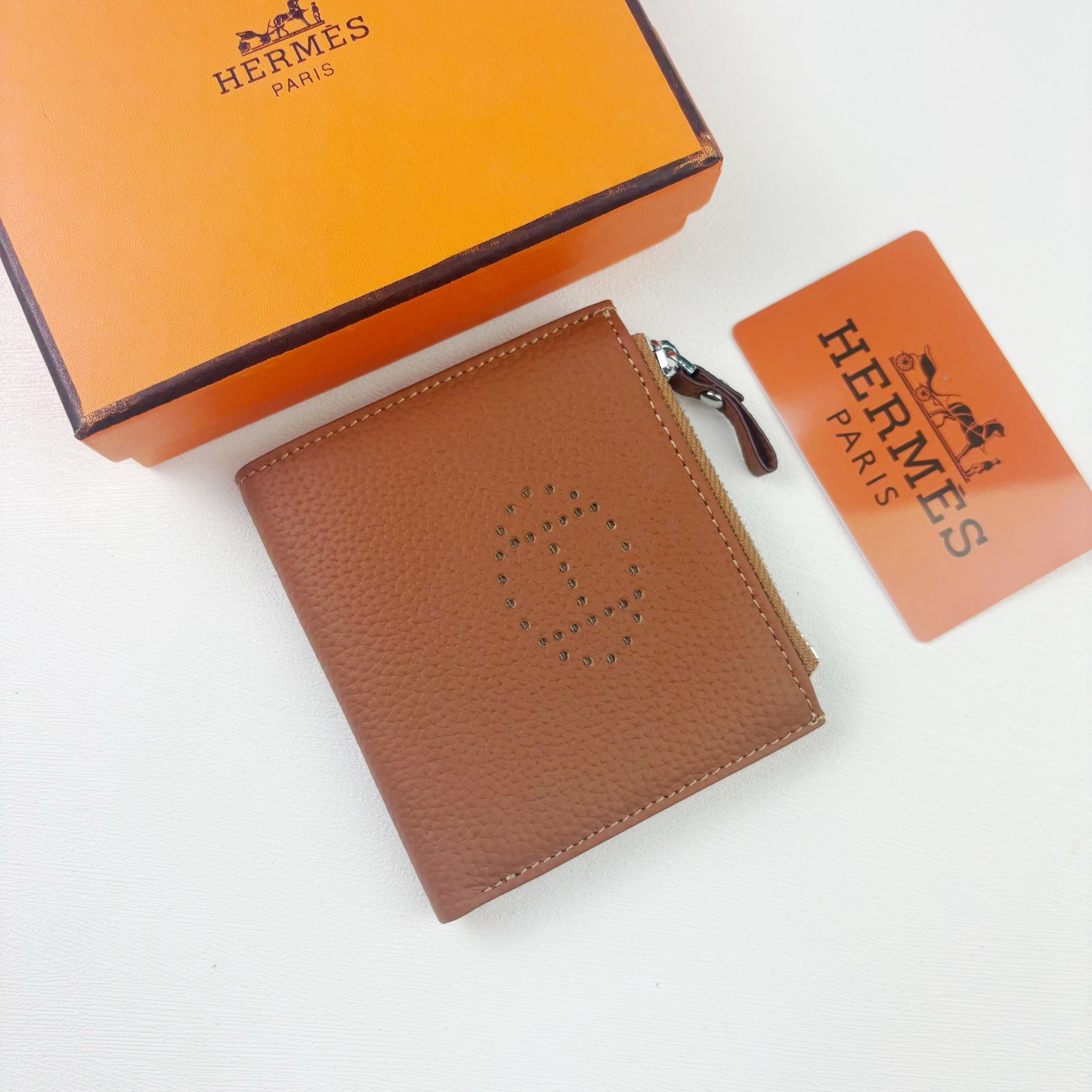 Hermes 新款new arrivals 💰185 Silk’in Togo 牛皮 女款照片包 采用Barenia小牛皮制作而成 6个插卡位，一个大钞位，一个拉链零钱袋 内有原厂代工码 型号：6357冲孔 尺寸：10.5*9.5*1cm