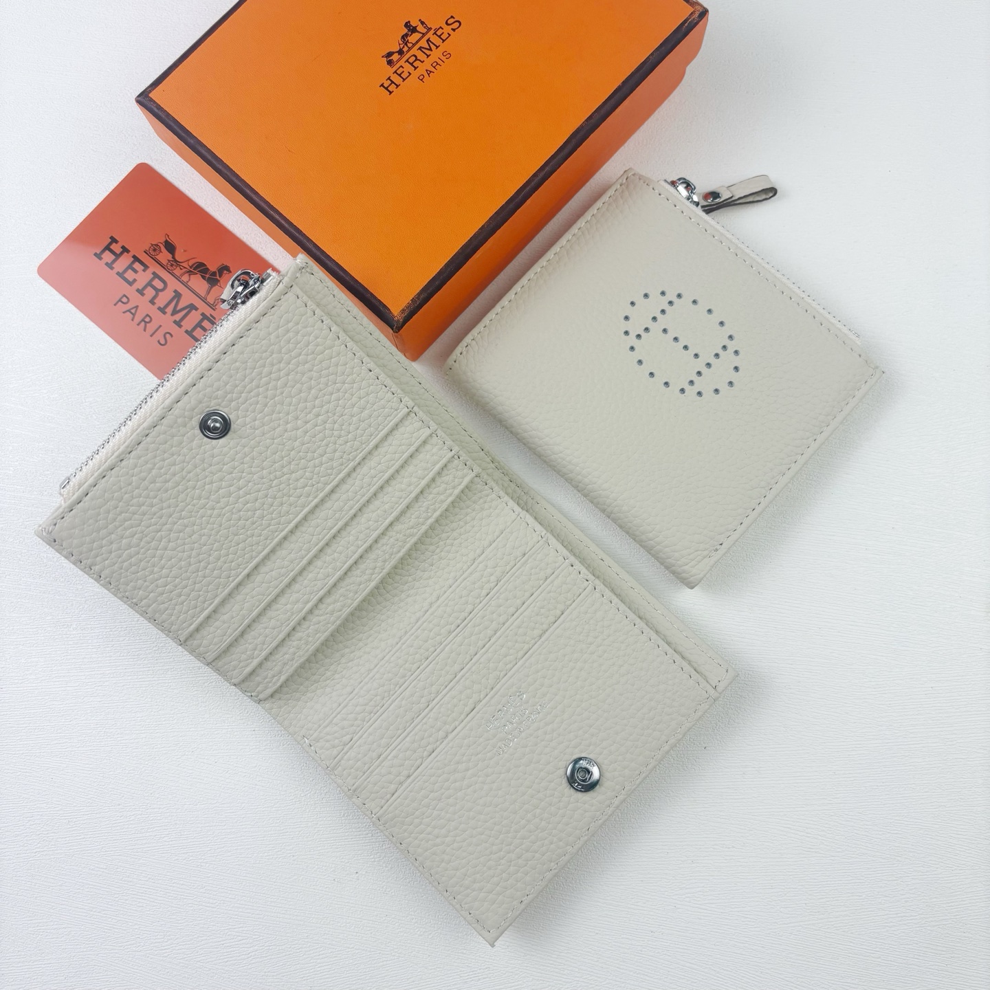 Hermes 新款new arrivals 💰185 Silk’in Togo 牛皮 女款照片包 采用Barenia小牛皮制作而成 6个插卡位，一个大钞位，一个拉链零钱袋 内有原厂代工码 型号：6357冲孔 尺寸：10.5*9.5*1cm