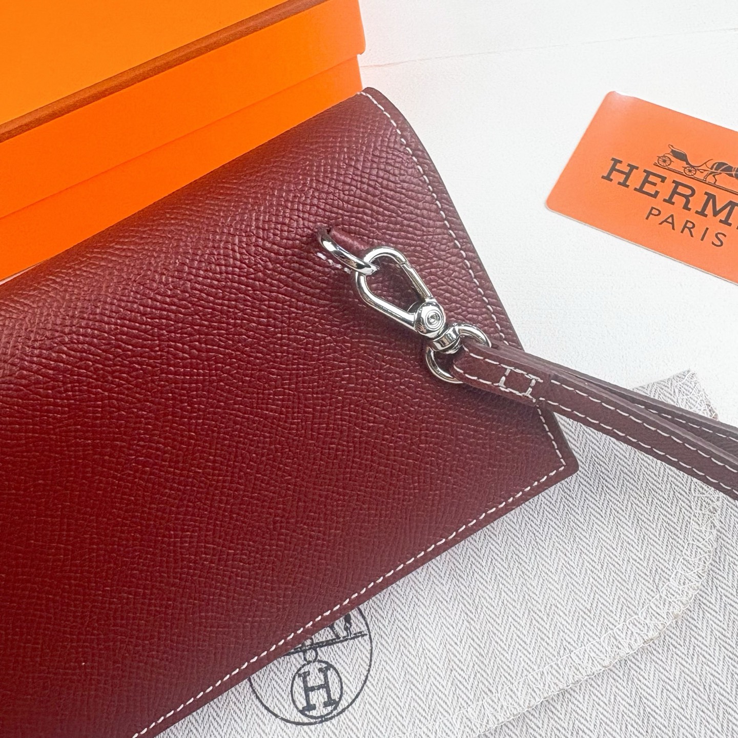 Hermes-Kelly Pocket长钱包 Madame小牛皮长钱包。 - 6个卡槽 - 一个拉链口袋 - 一个大钞位 Hermes-Kelly Pocket长钱包 Madame小牛皮长钱包。 - 6个卡槽 - 一个拉链口袋 - 一个大钞位