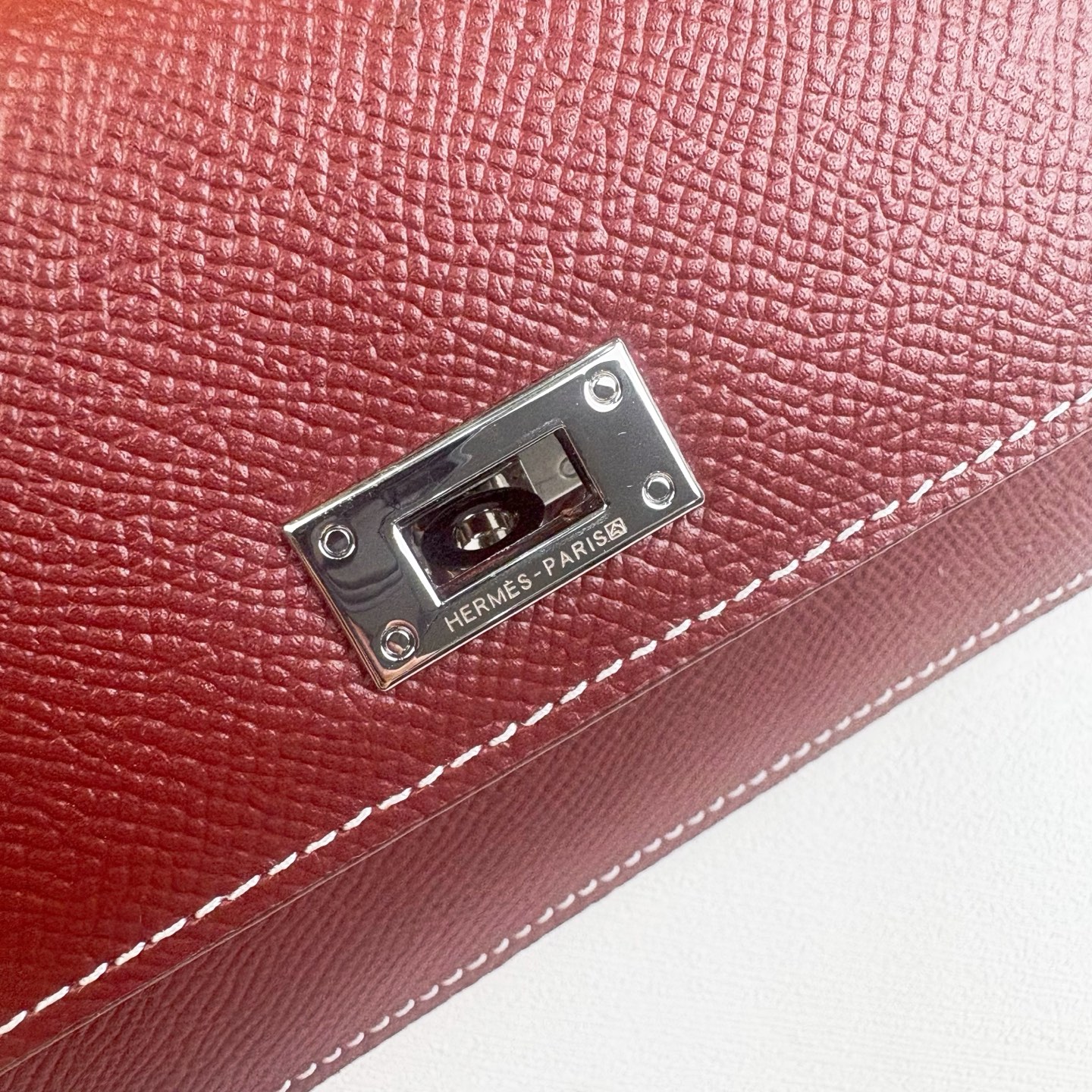 Hermes-Kelly Pocket长钱包 Madame小牛皮长钱包。 - 6个卡槽 - 一个拉链口袋 - 一个大钞位 Hermes-Kelly Pocket长钱包 Madame小牛皮长钱包。 - 6个卡槽 - 一个拉链口袋 - 一个大钞位