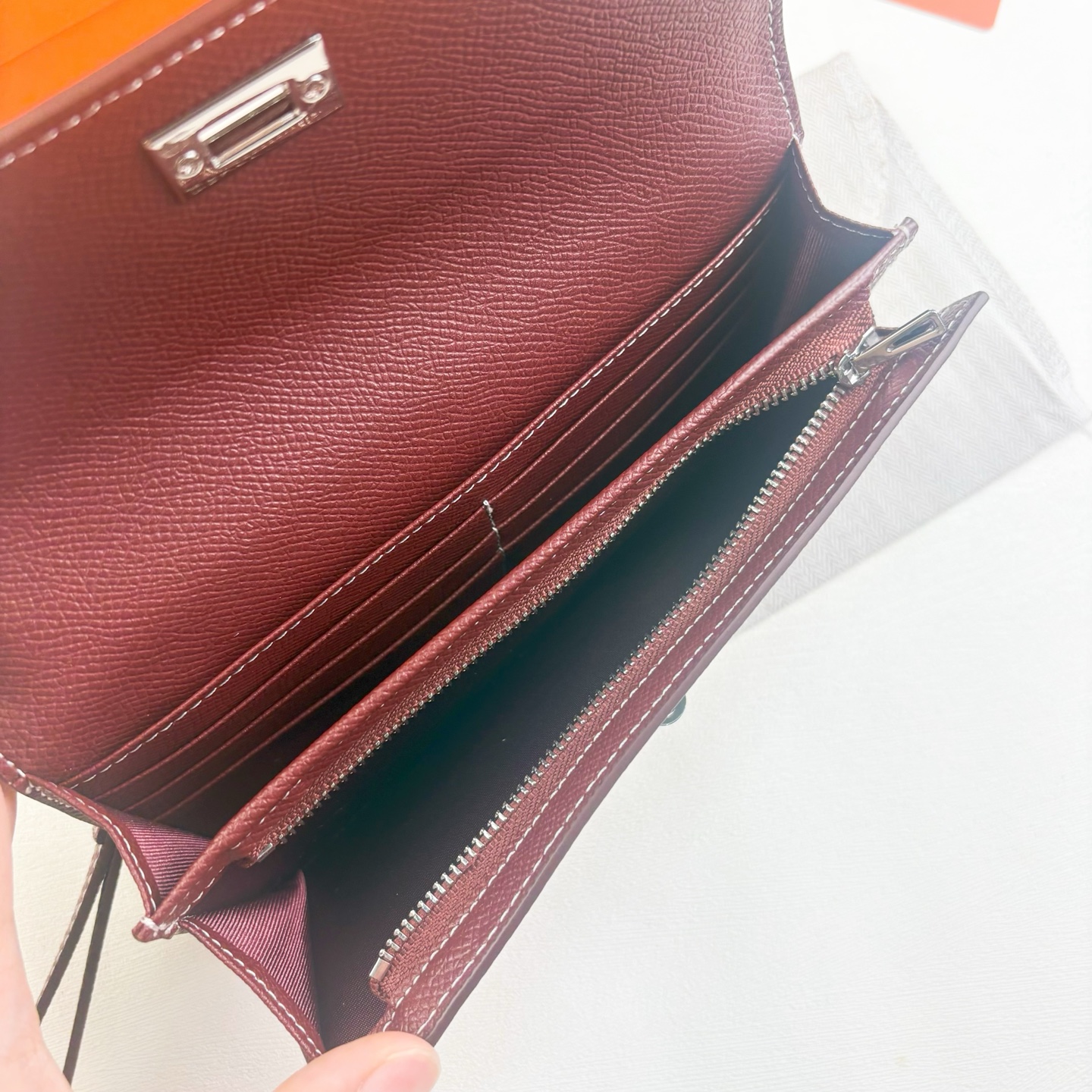 Hermes-Kelly Pocket长钱包 Madame小牛皮长钱包。 - 6个卡槽 - 一个拉链口袋 - 一个大钞位 Hermes-Kelly Pocket长钱包 Madame小牛皮长钱包。 - 6个卡槽 - 一个拉链口袋 - 一个大钞位