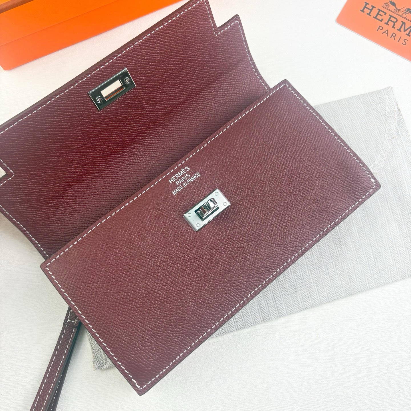 Hermes-Kelly Pocket长钱包 Madame小牛皮长钱包。 - 6个卡槽 - 一个拉链口袋 - 一个大钞位 Hermes-Kelly Pocket长钱包 Madame小牛皮长钱包。 - 6个卡槽 - 一个拉链口袋 - 一个大钞位