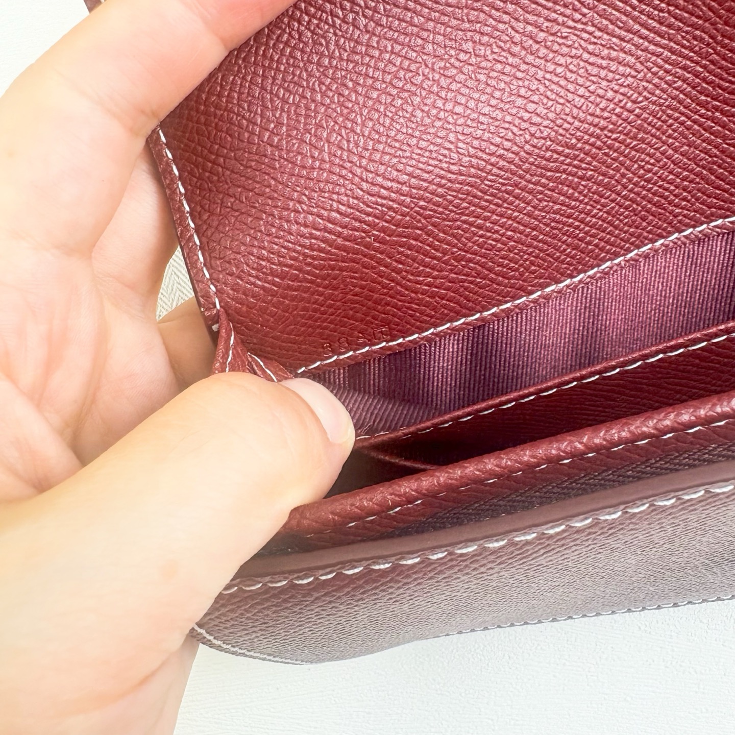 Hermes-Kelly Pocket长钱包 Madame小牛皮长钱包。 - 6个卡槽 - 一个拉链口袋 - 一个大钞位 Hermes-Kelly Pocket长钱包 Madame小牛皮长钱包。 - 6个卡槽 - 一个拉链口袋 - 一个大钞位