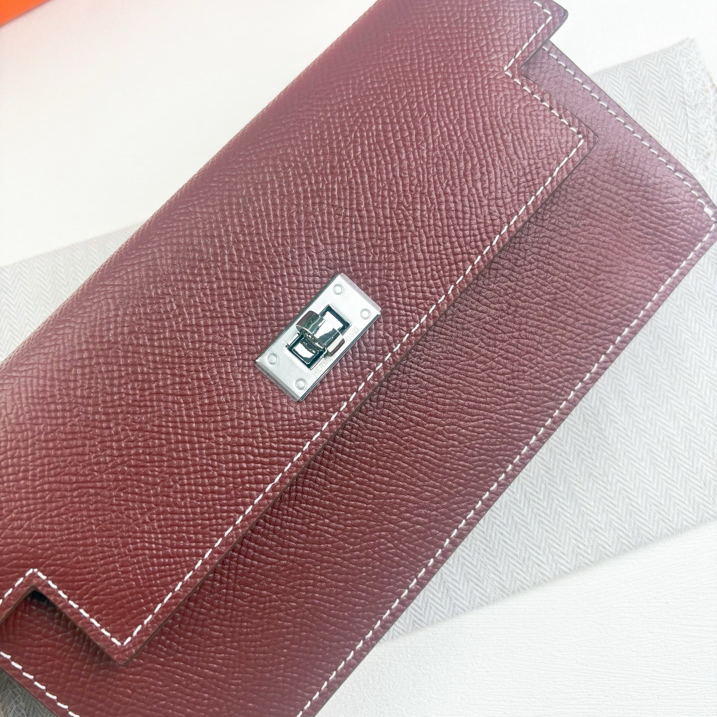 Hermes-Kelly Pocket长钱包 Madame小牛皮长钱包。 - 6个卡槽 - 一个拉链口袋 - 一个大钞位 Hermes-Kelly Pocket长钱包 Madame小牛皮长钱包。 - 6个卡槽 - 一个拉链口袋 - 一个大钞位