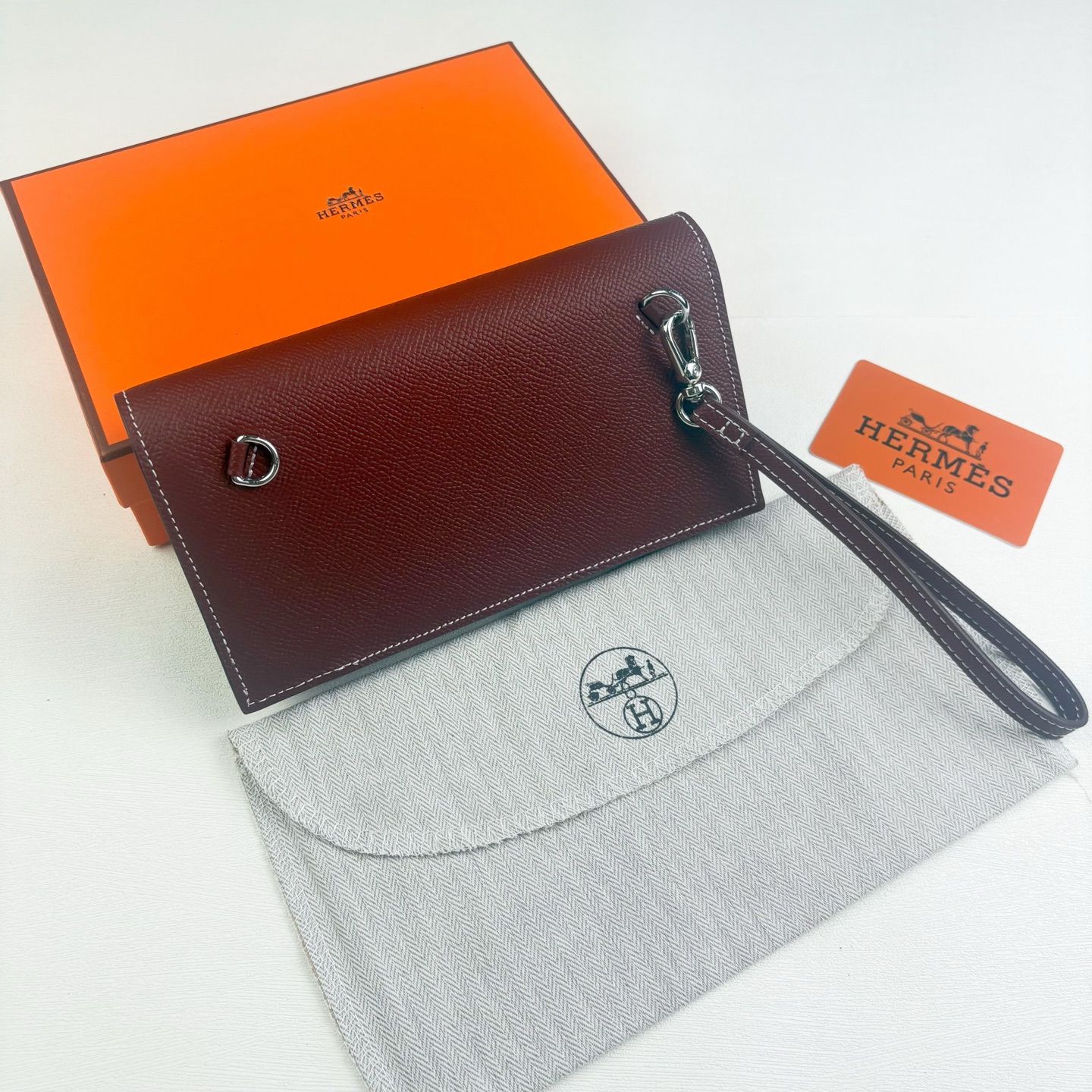Hermes-Kelly Pocket长钱包 Madame小牛皮长钱包。 - 6个卡槽 - 一个拉链口袋 - 一个大钞位 Hermes-Kelly Pocket长钱包 Madame小牛皮长钱包。 - 6个卡槽 - 一个拉链口袋 - 一个大钞位