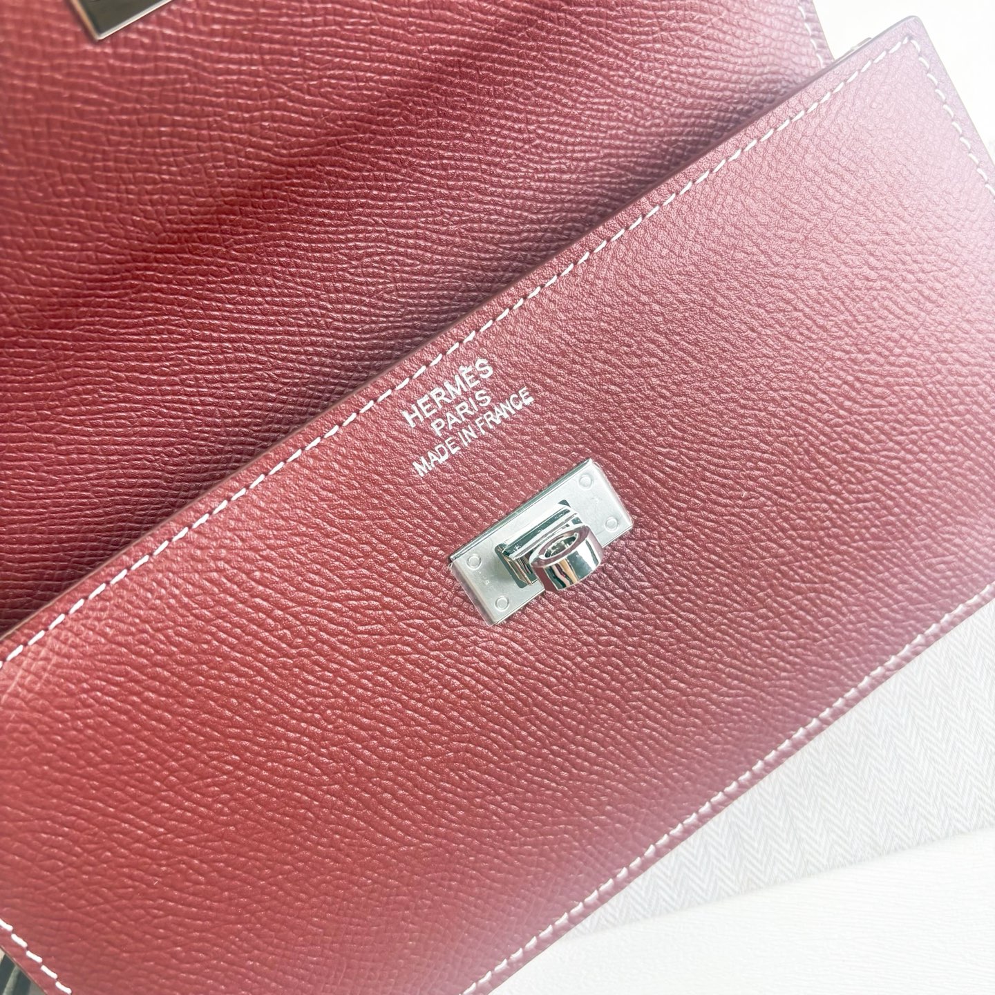 Hermes-Kelly Pocket长钱包 Madame小牛皮长钱包。 - 6个卡槽 - 一个拉链口袋 - 一个大钞位 Hermes-Kelly Pocket长钱包 Madame小牛皮长钱包。 - 6个卡槽 - 一个拉链口袋 - 一个大钞位