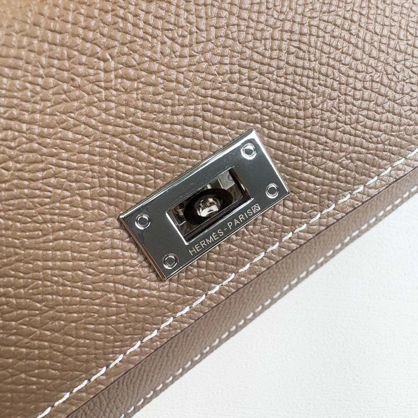 Hermes-Kelly Pocket长钱包 Madame小牛皮长钱包。 - 6个卡槽 - 一个拉链口袋 - 一个大钞位 Hermes-Kelly Pocket长钱包 Madame小牛皮长钱包。 - 6个卡槽 - 一个拉链口袋 - 一个大钞位
