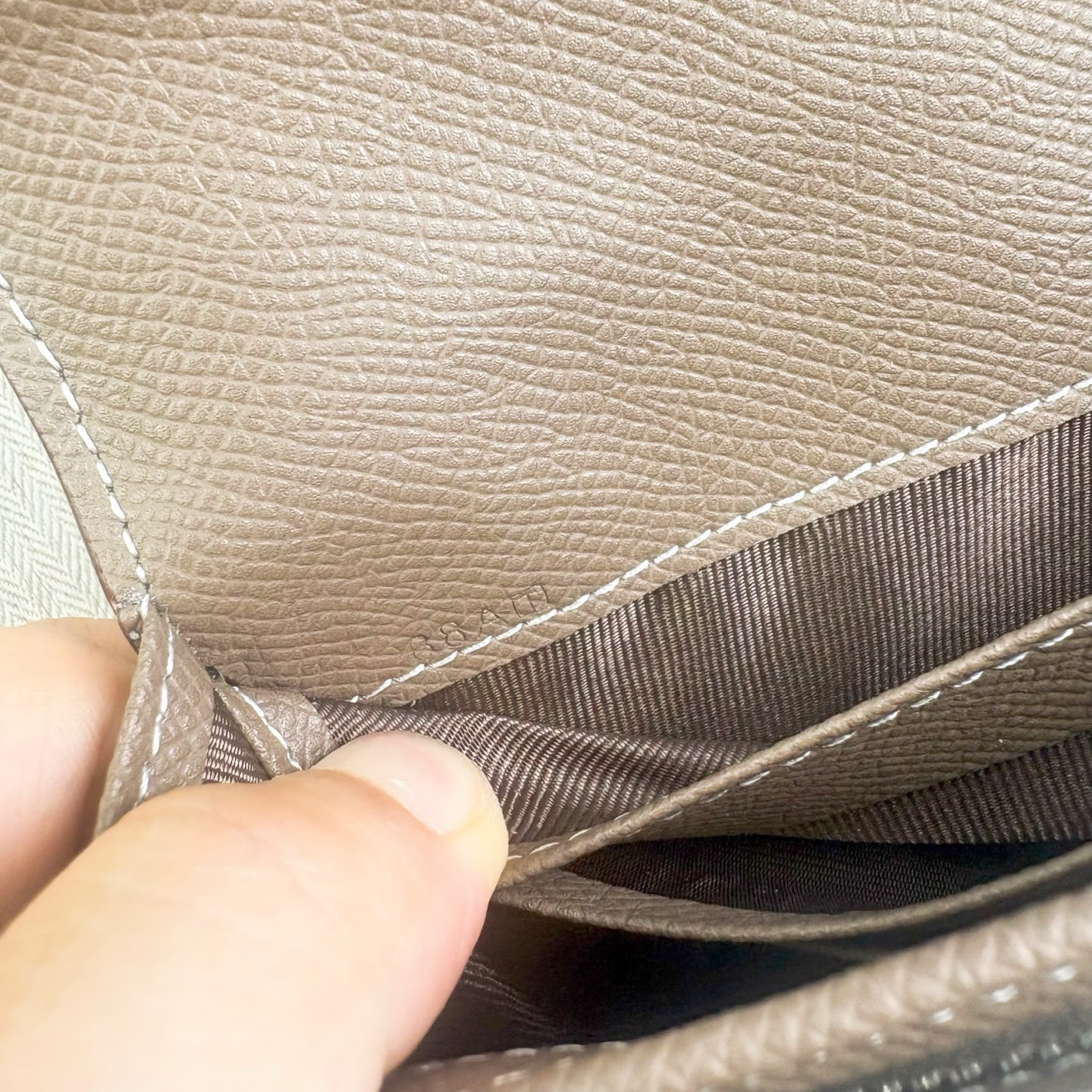 Hermes-Kelly Pocket长钱包 Madame小牛皮长钱包。 - 6个卡槽 - 一个拉链口袋 - 一个大钞位 Hermes-Kelly Pocket长钱包 Madame小牛皮长钱包。 - 6个卡槽 - 一个拉链口袋 - 一个大钞位