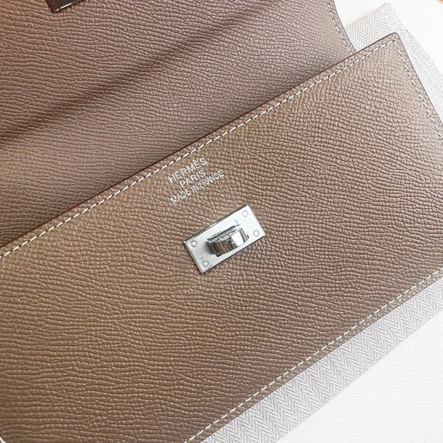 Hermes-Kelly Pocket长钱包 Madame小牛皮长钱包。 - 6个卡槽 - 一个拉链口袋 - 一个大钞位 Hermes-Kelly Pocket长钱包 Madame小牛皮长钱包。 - 6个卡槽 - 一个拉链口袋 - 一个大钞位